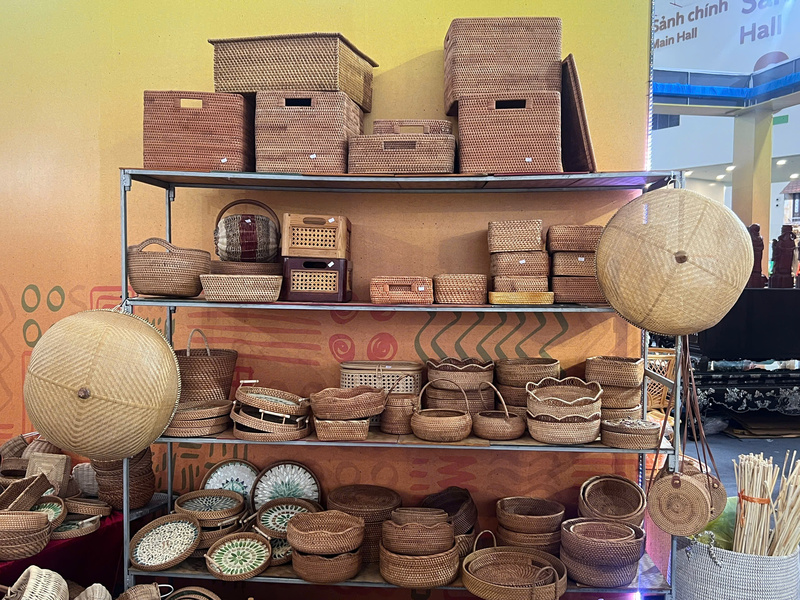 Sản phẩm mây, tre đan của Chương Mỹ tại Hội chợ khá đa dạng và phong phú. Ảnh: Thanh Thảo.