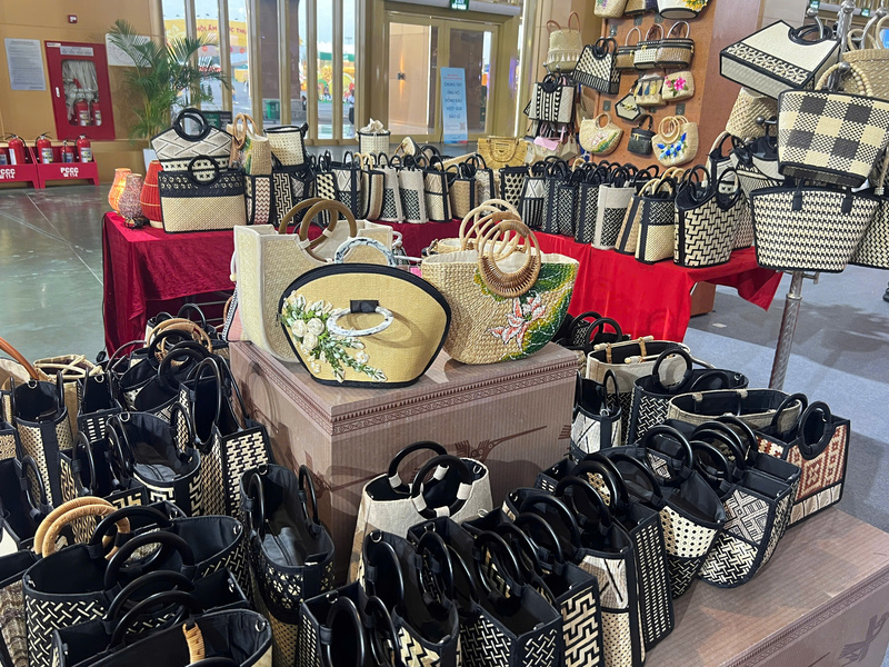 Những chiếc túi xách bằng cói, nan tre được làm bằng thủ công cũng “góp mặt” tại Hội chợ. Ảnh: Thanh Thảo.