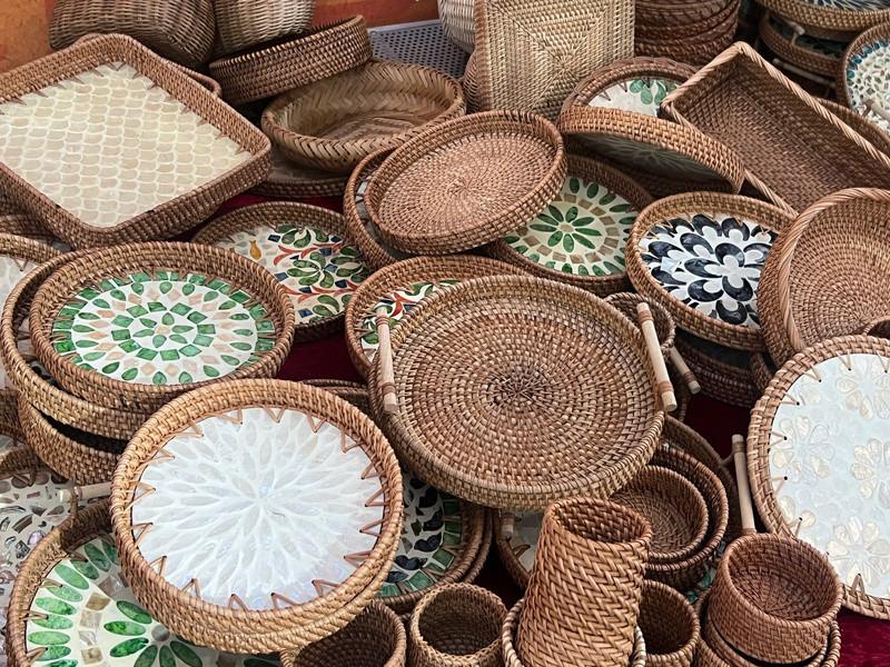 Những chiếc khay, đĩa được làm thủ công tinh xảo, đẹp mắt. Ảnh: Thanh Thảo.