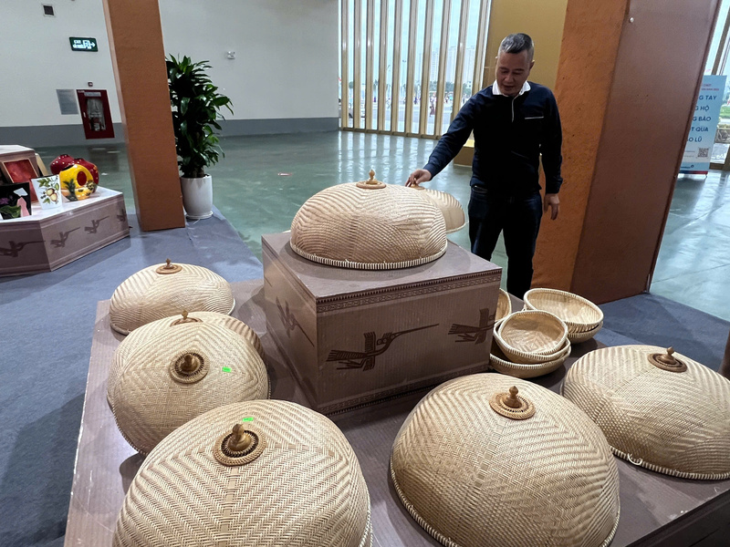 Chiếc lồng bàn nan tre thủ công - vật dụng quen thuộc của người Việt xưa, nay trở lại tại Hội chợ Mùa Thu lần thứ nhất - 2025 như một biểu tượng gợi nhớ ký ức thời bao cấp. Ảnh: Thanh Thảo.