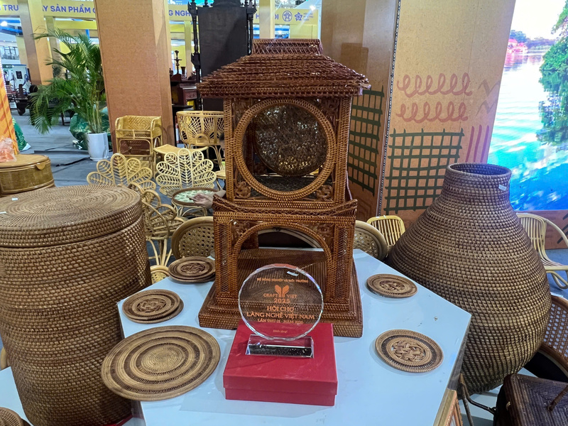 Hình ảnh Khuê Văn Các được các nghệ nhân làng nghề khéo léo bện bằng mây. Ảnh: Thanh Thảo.