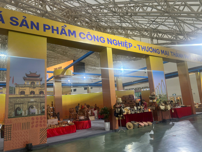 Gian trưng bày các sản phẩm công nghiệp - thương mại Thành phố Hà Nội. Ảnh: Thanh Thảo.