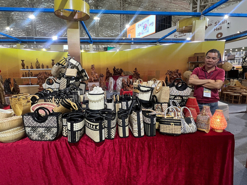 Ngay cả những chiếc đèn bàn cũng được làm rất khéo léo, đẹp mắt. Ảnh: Thanh Thảo.