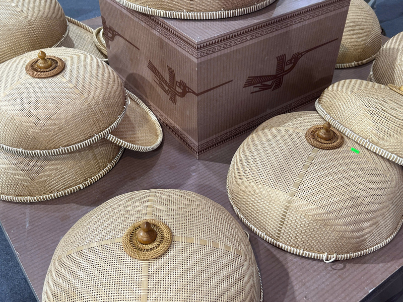 Những sản phẩm lồng bàn tre giờ đã được nâng cấp, tinh tế và chi tiết hơn. Ảnh: Thanh Thảo.