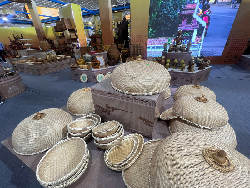 Những chiếc lồng bàn tre, hình ảnh quen thuộc của mỗi gia đình Việt Nam. Ảnh: Thanh Thảo.