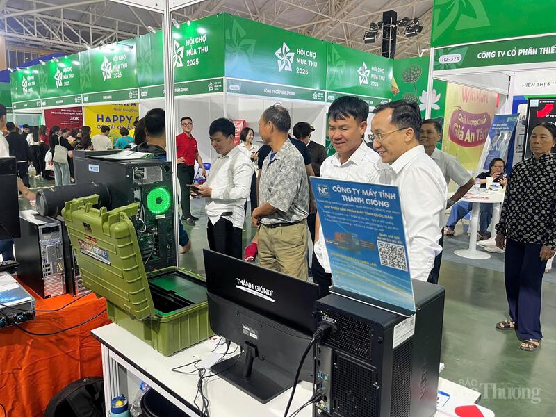 Gian hàng Công ty Máy tính Thánh Gióng thu hút sự quan tâm của khách tham quan. Ảnh: NH