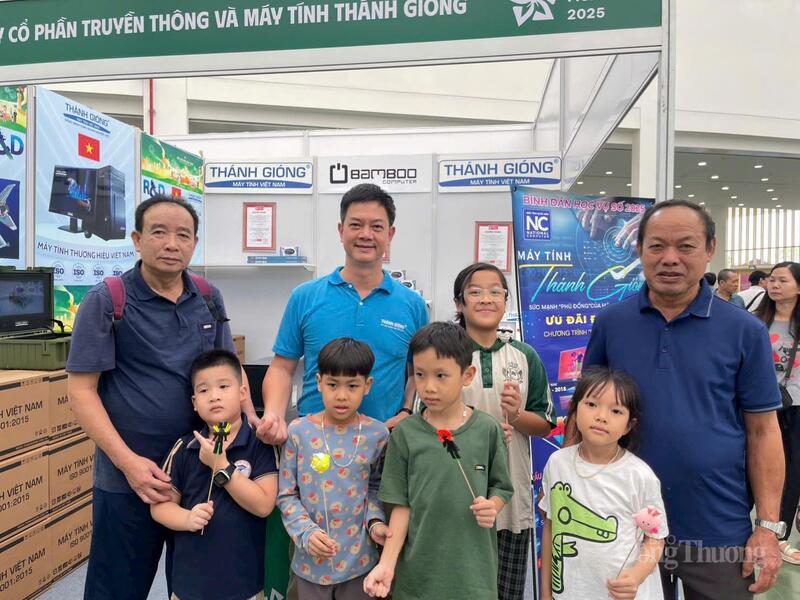 Ông Lại Hoàng Dương (áo xanh) chụp ảnh cùng khách tham quan gian hàng tại Hội chợ Mùa Thu lần thứ nhất - 2025. Ảnh: NH