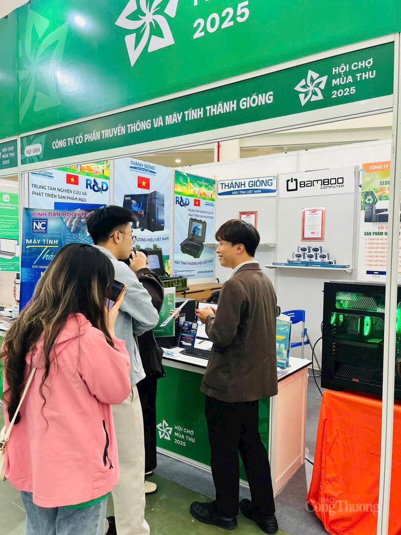 Khách tham quan tại gian hàng. Ảnh: NH