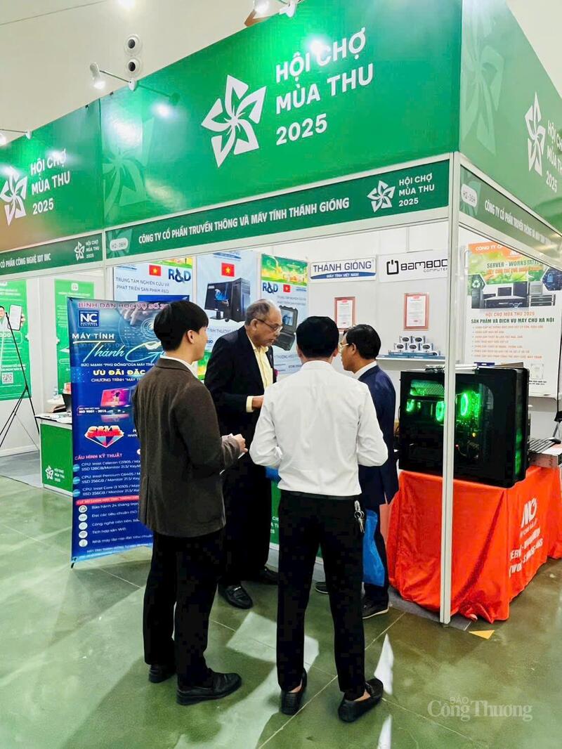 Khách quốc tế quan tâm đến sản phẩm máy tính "Made in Vietnam". Ảnh: NH