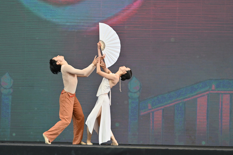 Một tiết mục múa tại Hội chợ nhận được nhiều sự theo dõi và cổ vũ từ các vị khách tham quan. Ảnh: Nam Nguyễn.