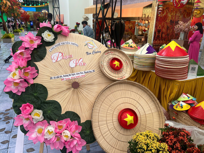 Chiếc nón quai thao bản lớn gây sự chú ý với nhiều du khách khi tới thăm quan Hội chợ Mùa Thu lần thứ nhất - 2025. Ảnh: Thanh Thảo.