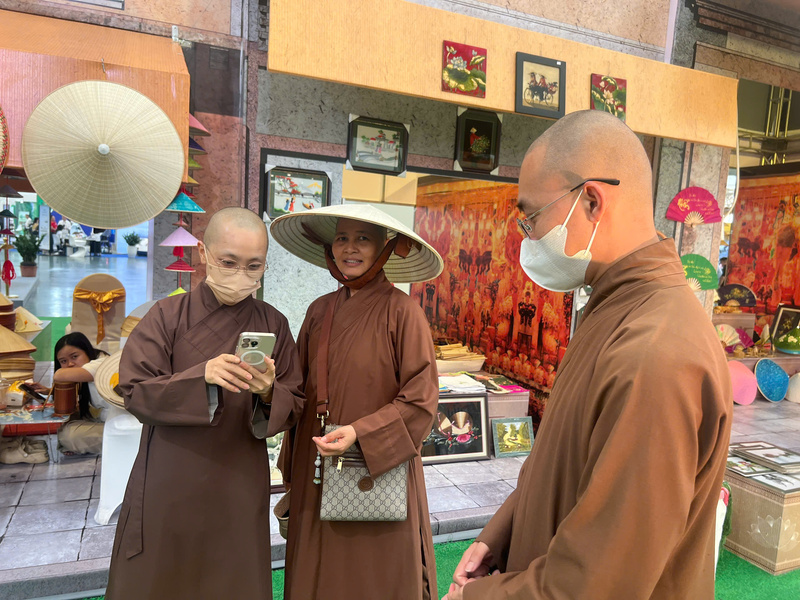 Nón lá là vật dụng được lựa chọn của nhiều đối tượng khách hàng, trong đó có các sư cô. Ảnh: Thanh Thảo.