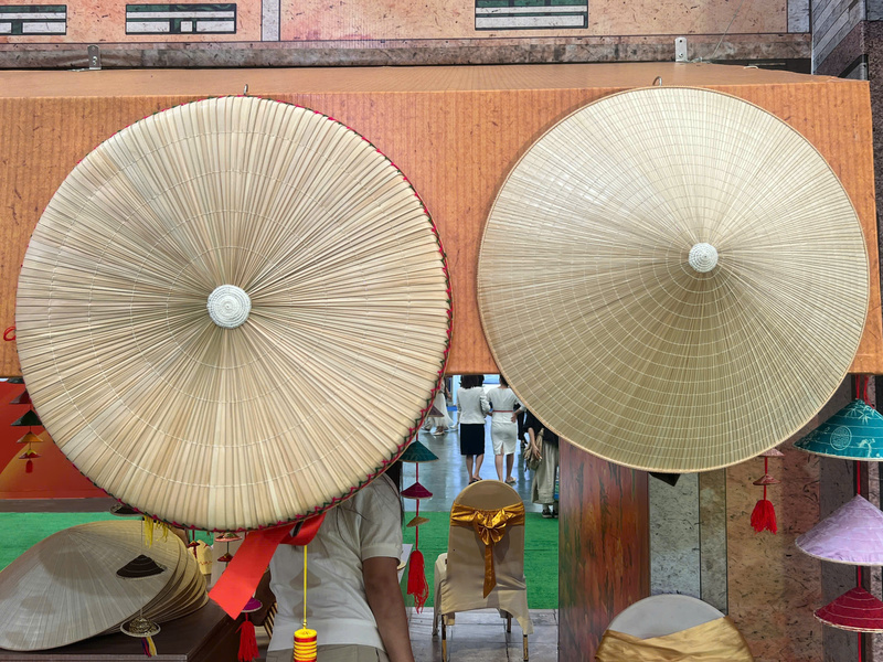 Mẫu nón quai thao và nón lá truyền thống. Ảnh: Thanh Thảo.