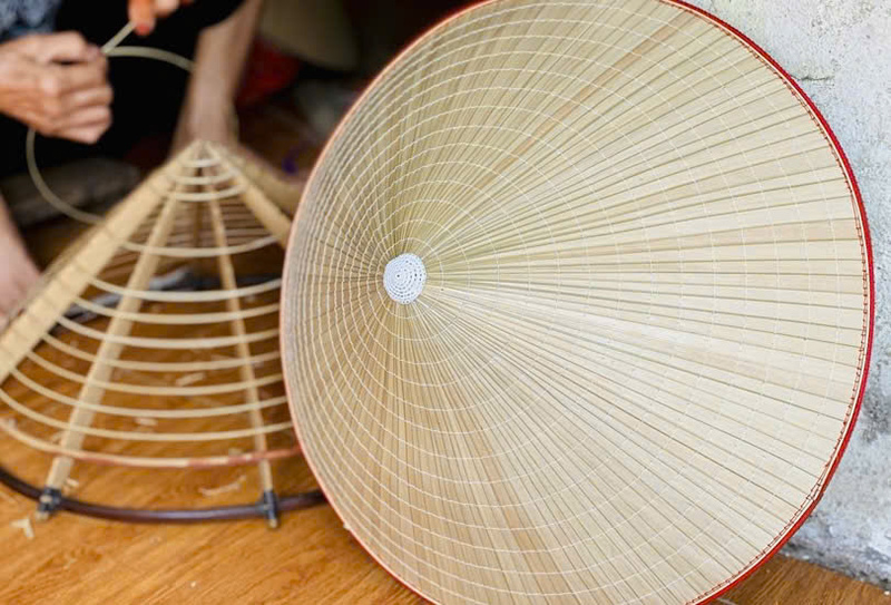 Cận cảnh làm một chiếc nón lá ghép xương. Ảnh: NVCC.