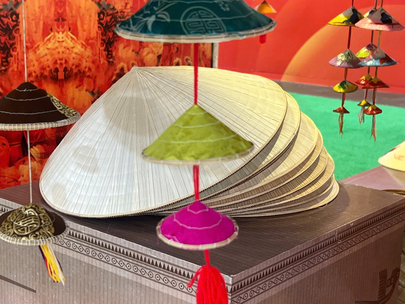 “Nón lá ghép xương” là một sản phẩm mới trong hơn 2 năm trở lại đây của làng Chuông. Ảnh: Thanh Thảo.