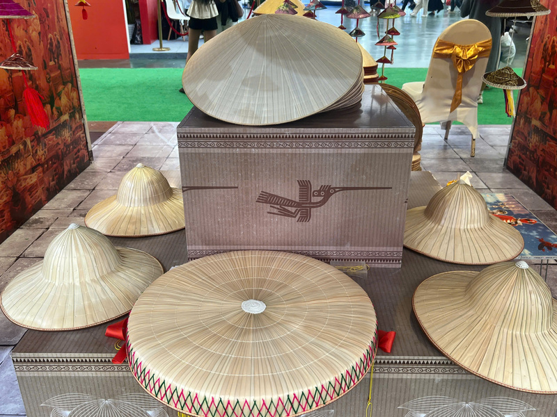 Gian trưng bày thu hút với nhiều kiểu nón lá với nhiều mẫu mã khác nhau. Ảnh: Thanh Thảo.