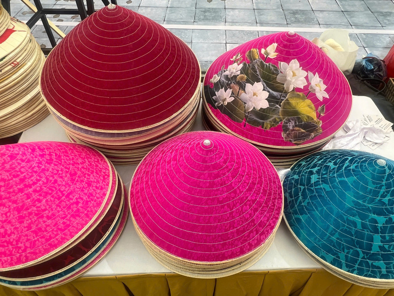 Các mẫu nón lụa nhiều màu sắc, hoa văn phù hợp với xu hướng của giới trẻ. Ảnh: Thanh Thảo.