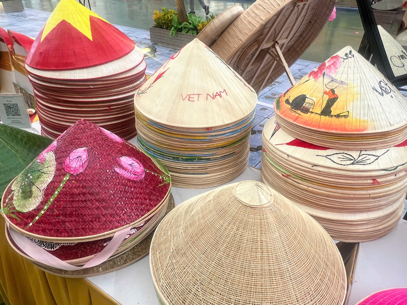Bên cạnh nón lá, nón lụa còn có nhiều mẫu mã nón với những chất liệu đa dạng khác. Ảnh: Thanh Thảo.