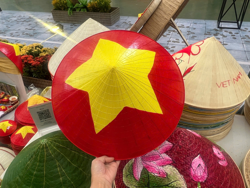 Nón lá in hình lá Quốc kỳ được nhiều khách hàng mua về trưng bày hoặc làm quà tặng. Ảnh: Thanh Thảo.