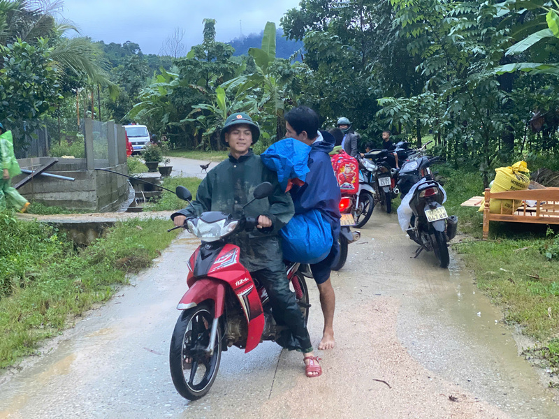 Đồn Biên phòng cửa khẩu Nam Giang triển khai lực lượng giúp nhân dân vùng sạt lở đến nơi an toàn. Ảnh: Bình An