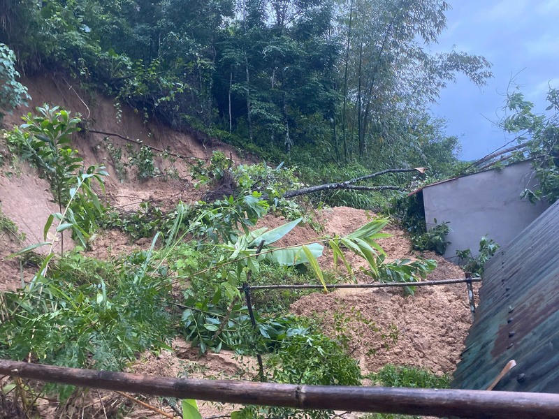 Tại xã Nam Giang, sạt lở đất đe dọa đến tính mạng và tài sản nhiều hộ dân. Ảnh: Bình An