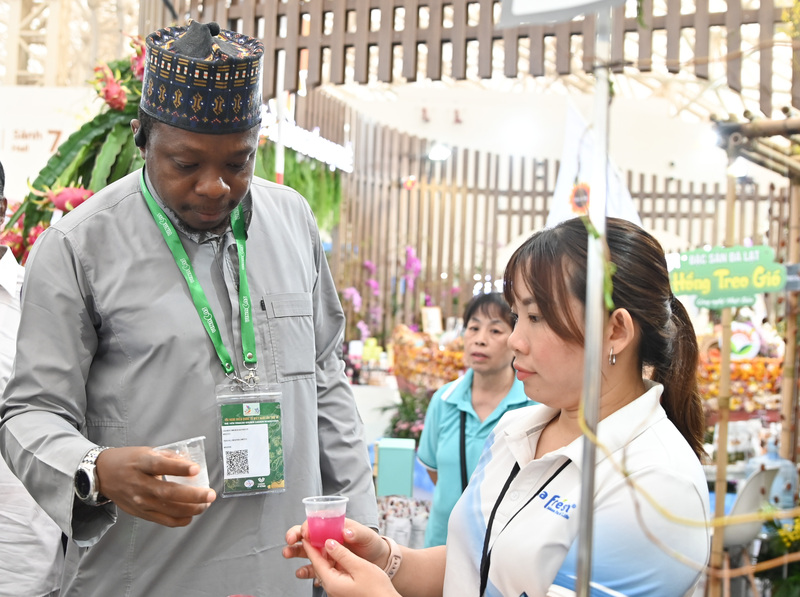Doanh nghiệp đến từ Nigeria thưởng thức nước ép hoa quả tươi trong các gian hàng của các địa phương Việt Nam