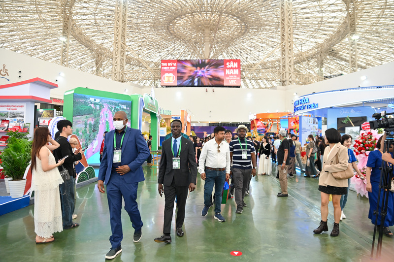 Đoàn khách thương mại quốc tế gồm gần 30 đại biểu đến từ các quốc gia như: UAE, Ấn Độ, Thái Lan, Nigeria, Tanzania, Bờ Biển Ngà, Ghana, Vương quốc Anh, Tây Ban Nha, Campuchia... tham quan Hội chợ Mùa Thu lần thứ nhất - 2025