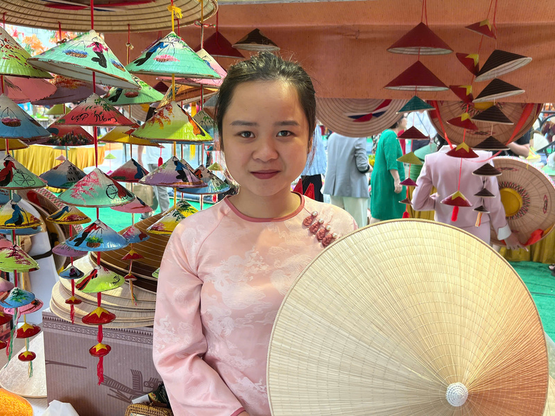 Cô gái trẻ Lê Thị Thu Hà giữ lửa nghề làm nón lá truyền thống bằng tình yêu của mẹ. Ảnh: Thanh Thảo.