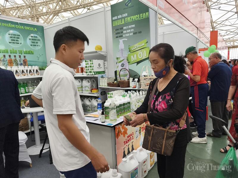 Gian hàng của Công ty Cổ phần Okula Group tại Hội chợ Mùa Thu 2025. Ảnh: Nguyễn Hoà