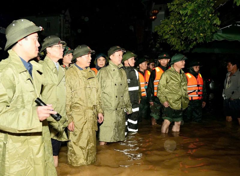 Phó Thủ tướng Trần Hồng Hà cùng đoàn công tác Chính phủ kiểm tra công tác ứng phó với lũ tối 27/10. Ảnh: Nguyễn Tuấn