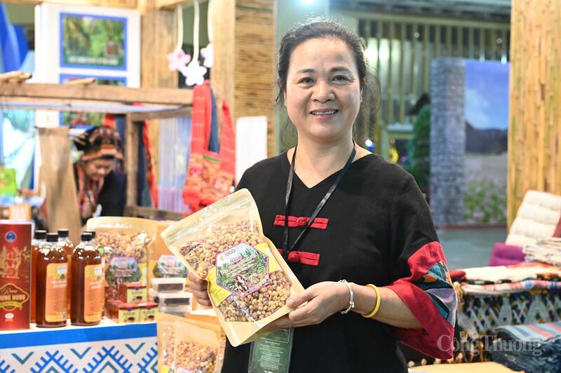 Bà Lê Thị Duyên, đại diện Hợp tác xã Quà Điện Biên