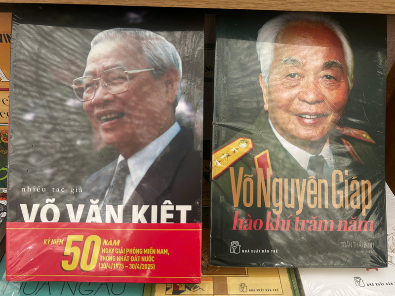 Những câu chuyện về cuộc đời và sự nghiệp của các vị lãnh tụ luôn khiến độc giả yêu thích đón đọc và tìm hiểu. Ảnh: Thanh Thảo