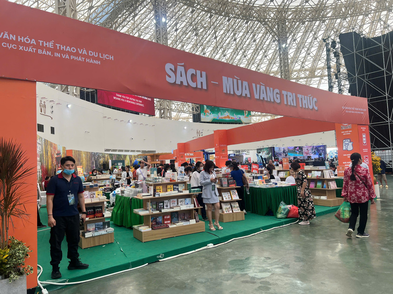 Không chỉ thăm quan, mua sắm, văn hoá đọc được lan toả tại không gian Hội chợ Mùa Thu lần thứ nhất - 2025. Ảnh: Thanh Thảo
