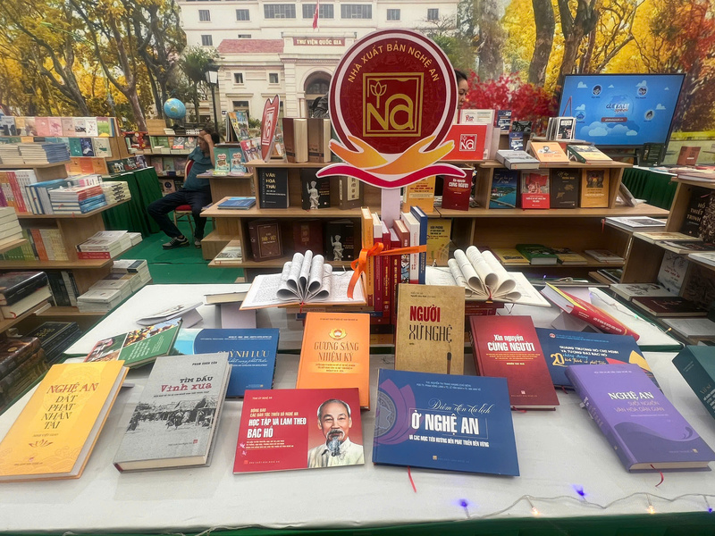 Không gian trưng bày sách được bày trí trang trọng, hiện đại. Ảnh: Thanh Thảo