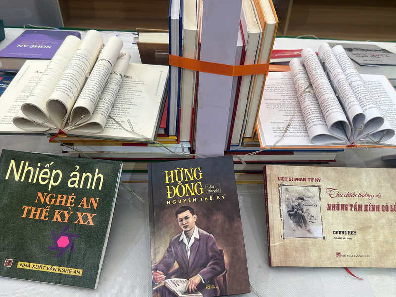 Nhiều nhà nghiên cứu tên tuổi đã dành tâm huyết viết lên những trang sách ý nghĩa cho độc giả, đặc biệt là thế hệ trẻ. Ảnh: Thanh Thảo