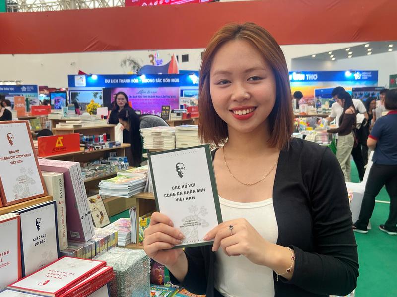 Độc giả Trần Thị Thảo Nguyên khi đến hội chợ đã tìm mua những quyển sách viết về Bác Hồ. Ảnh: Thanh Thảo