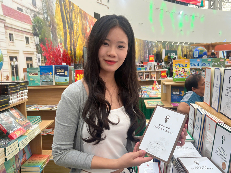 Độc giả Trần Thị Huyền My cảm thấy sự biết ơn sâu sắc đối với thế hệ đi trước. Ảnh: Thanh Thảo