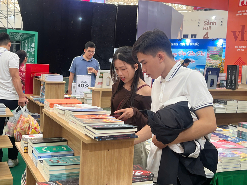Gian trưng bày sách tại hội chợ thu hút khá đông sự quan tâm của nhiều bạn trẻ. Ảnh: Thanh Thảo