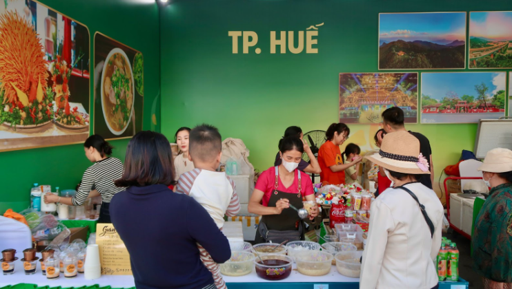 Ẩm thực Huế nổi bật với vị đậm đà, cay vừa, ngọt thanh, sự kết hợp tinh tế giữa ẩm thực cung đình cầu kỳ và các món dân dã bình dị. (Ảnh: Minh Châu)