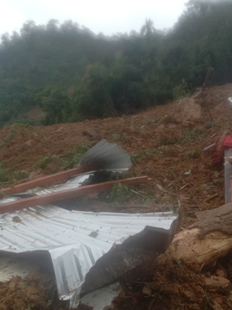Đại diện UBND xã Trà Giáp cho biết, vào lúc 12h trưa 29/10, tại thôn 3 xảy ra sạt lở đất vùi lấp hoàn toàn nhà 4 hộ dân, khiến 1 người bị thương. Ảnh: Xã Trà Giáp