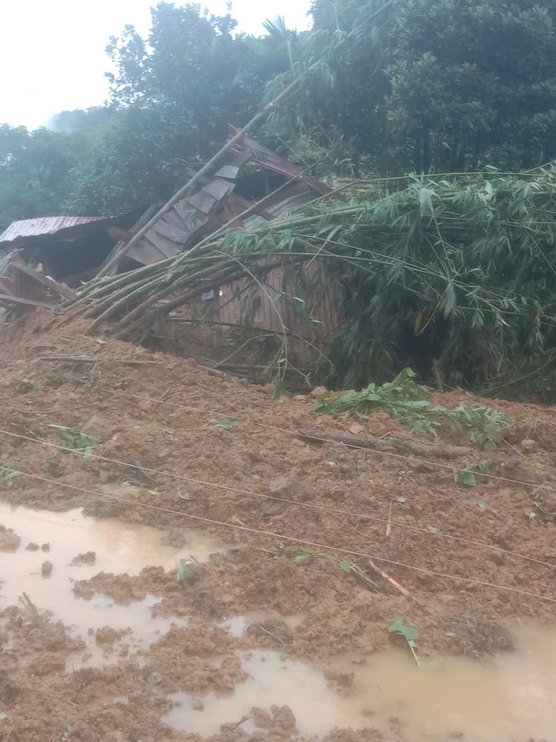 Khối lượng lớn đất đá vùi lấp nhà dân. Ảnh: Xã Trà Giáp