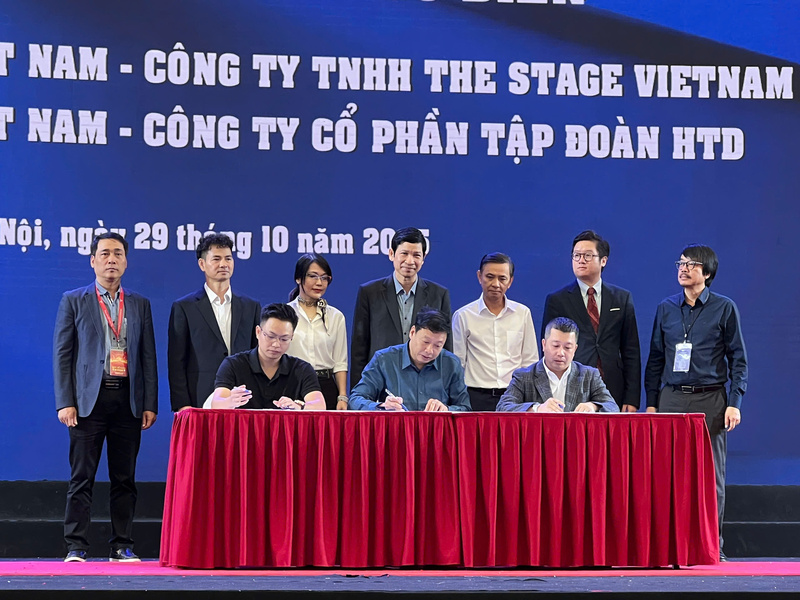 Chứng kiến lễ ký kết có ông Hồ An Phong - Thứ trưởng Bộ Văn hoá, Thể thao và Du lịch; NSND Nguyễn Xuân Bắc - Cục trưởng Cục Nghệ thuật Biểu diễn; NSND Nguyễn Tiến Dũng - Giám đốc Nhà hát Múa rối Việt Nam cùng đại diện các cơ quan, đơn vị, doanh nghiệp và khách tham quan. Ảnh: Thanh Thảo