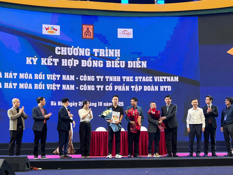 Thứ trưởng Hồ An Phong tặng hoa cho hai đơn vị tham gia lễ ký kết. Ảnh: Thanh Thảo