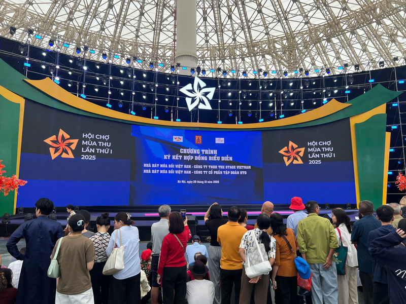 Đông đảo người dân, khách tham quan Hội chợ Mùa Thu lần thứ nhất - 2025 và chứng kiến lễ ký kết. Ảnh: Thanh Thảo