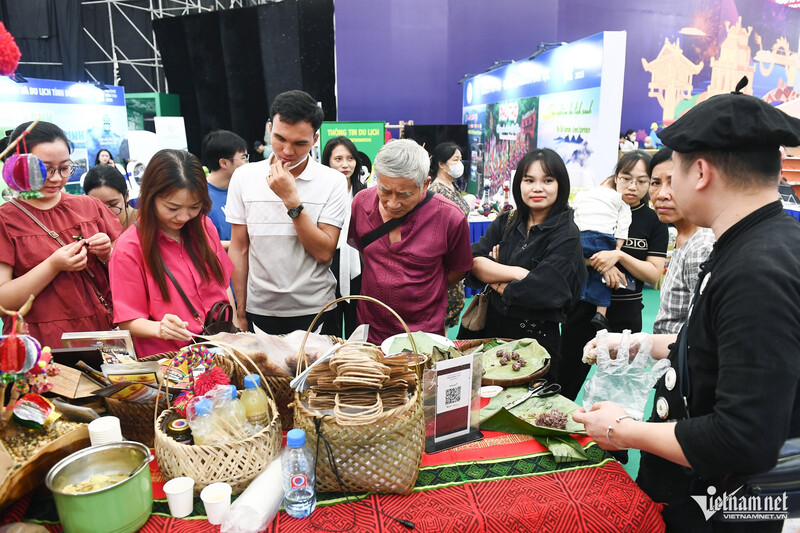 Các mặt hàng như khâu nhục, lạp sườn Tây Bắc, trâu gác bếp không dễ tìm mua tại Hà Nội đã được nhiều khách quan tâm ghé ăn thử và chọn mua tại Hội chợ Mùa Thu