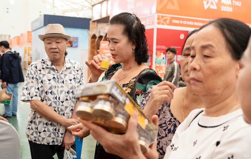 Người tiêu dùng thử sản phẩm của Yến sào Thiên Triều ngay tại gian hàng của Hội chợ Mùa Thu lần thứ nhất - 2025. Ảnh: Thanh Thảo