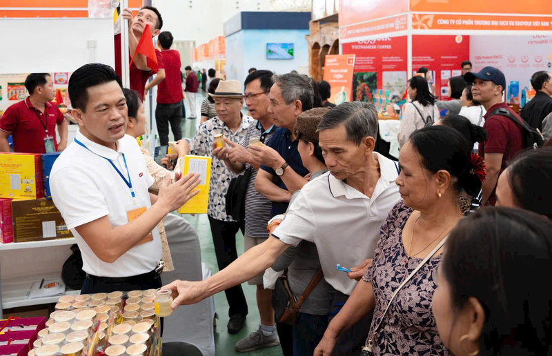 Người tiêu dùng, đặc biệt những vị khách cao tuổi rất quan tâm đến sản phẩm yến sào mang thương hiệu Việt. Ảnh: Thanh Thảo