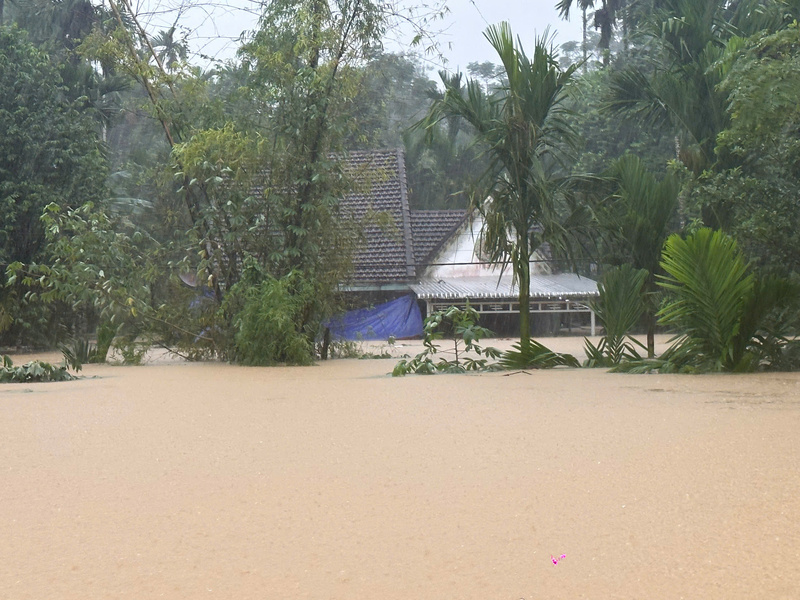 Mưa lũ tại TP. Đà Nẵng tiếp tục diễn biến phức tạp, nhiều nơi thấp trũng tại thành phố đang ngập sâu tới hơn 2m. Trong ảnh: Xã Lãnh Ngọc gần đến mái nhà