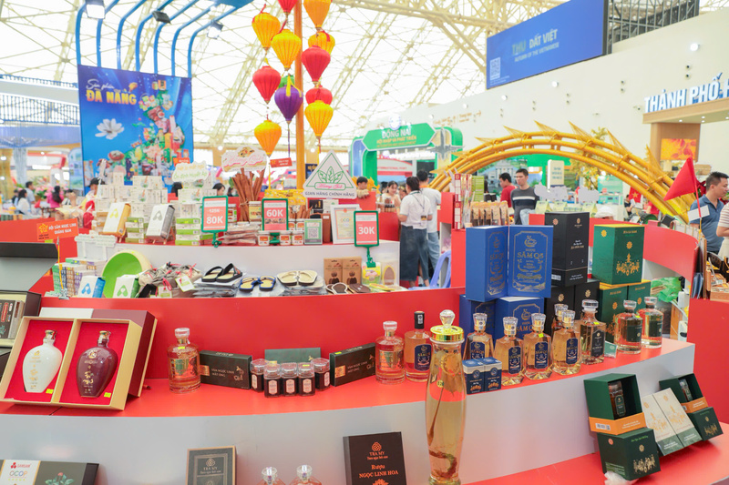 Khu vực giới thiệu sâm Ngọc Linh và các sản phẩm từ dược liệu miền núi Đà Nẵng tại Hội chợ Mùa Thu lần thứ nhất - 2025. Ảnh: Bình An