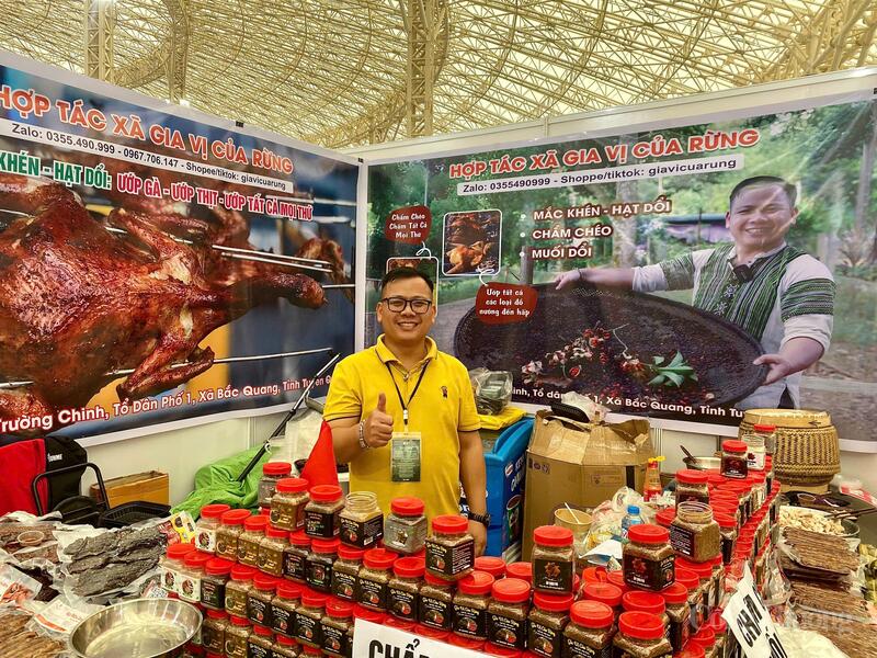 Gian hàng của Hợp tác xã Gia vị của Rừng tại Hội chợ Mùa Thu lần thứ nhất năm 2025